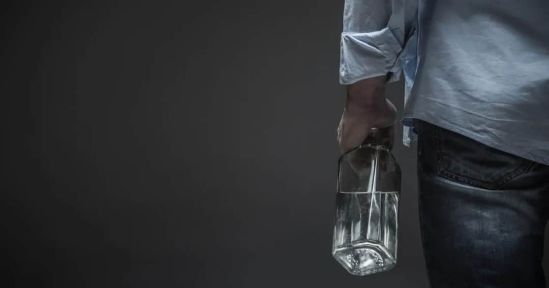 Czy wódka się pali? Fakty o jej palności i zagrożeniach