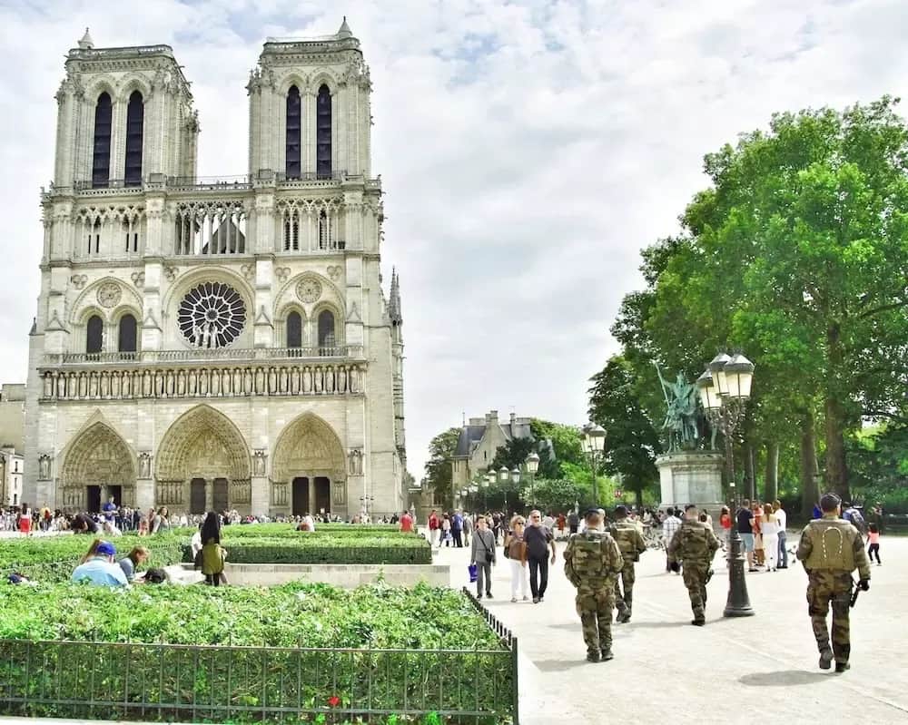 Czy w Paryżu jest bezpiecznie? Poznaj niepokojące fakty i statystyki