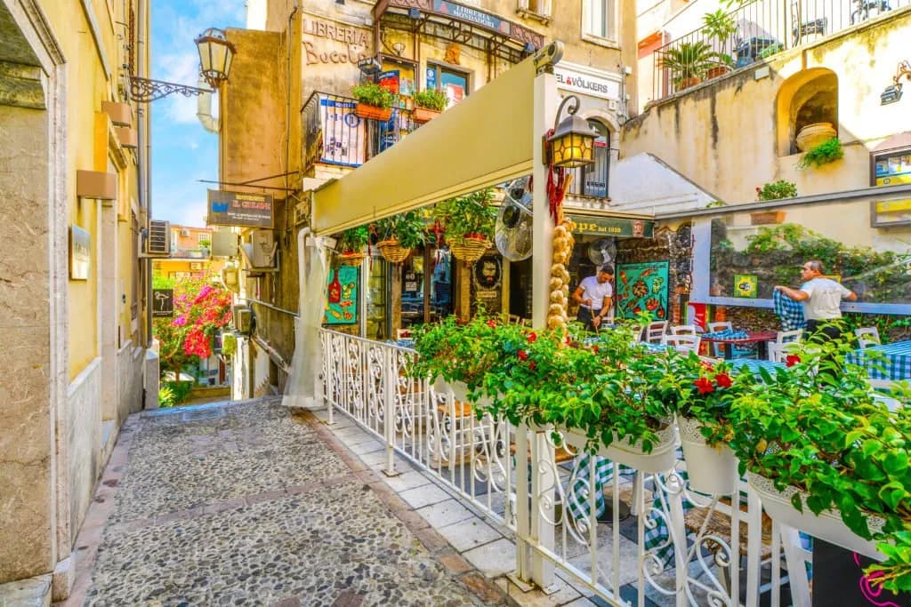 Gdzie zjeść w Taorminie, aby uniknąć drogich turystycznych pułapek