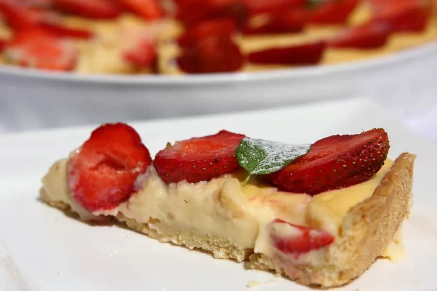 Francuska tarta: Przepis na idealną tartę z truskawkami i crème pâtissière