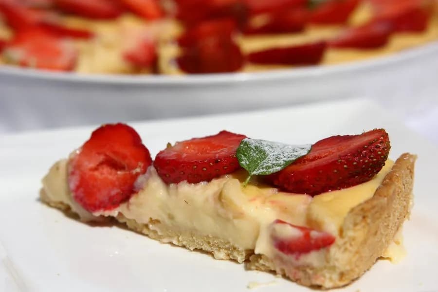 Francuska tarta: Przepis na idealną tartę z truskawkami i crème pâtissière