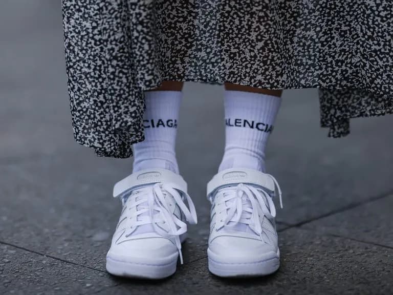 Co ubrać do białych adidasów, aby wyglądać stylowo i modnie?