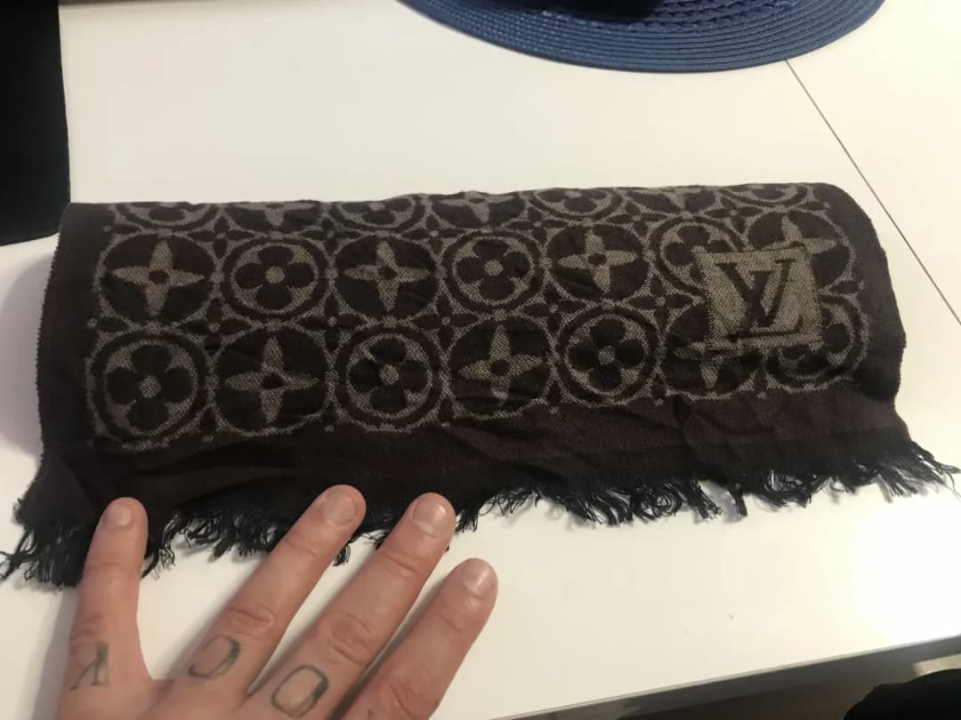 Ile kosztuje szalik Louis Vuitton? Ceny, które mogą zaskoczyć