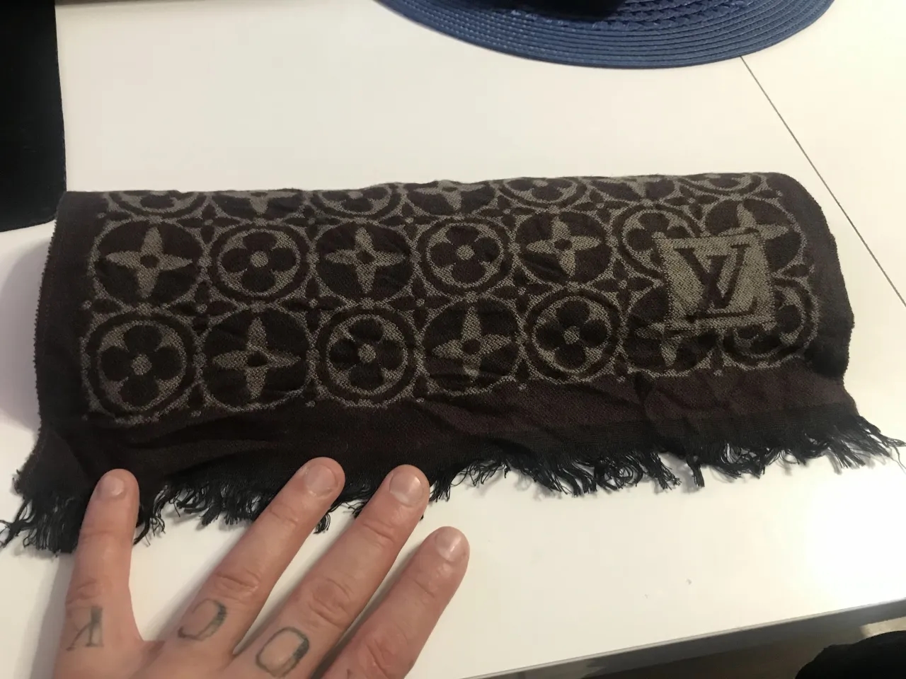 Ile kosztuje szalik Louis Vuitton? Ceny, które mogą zaskoczyć