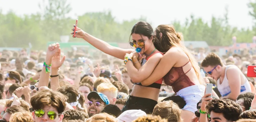 Idealny outfit na koncert: jak uniknąć modowych wpadek i wyglądać świetnie