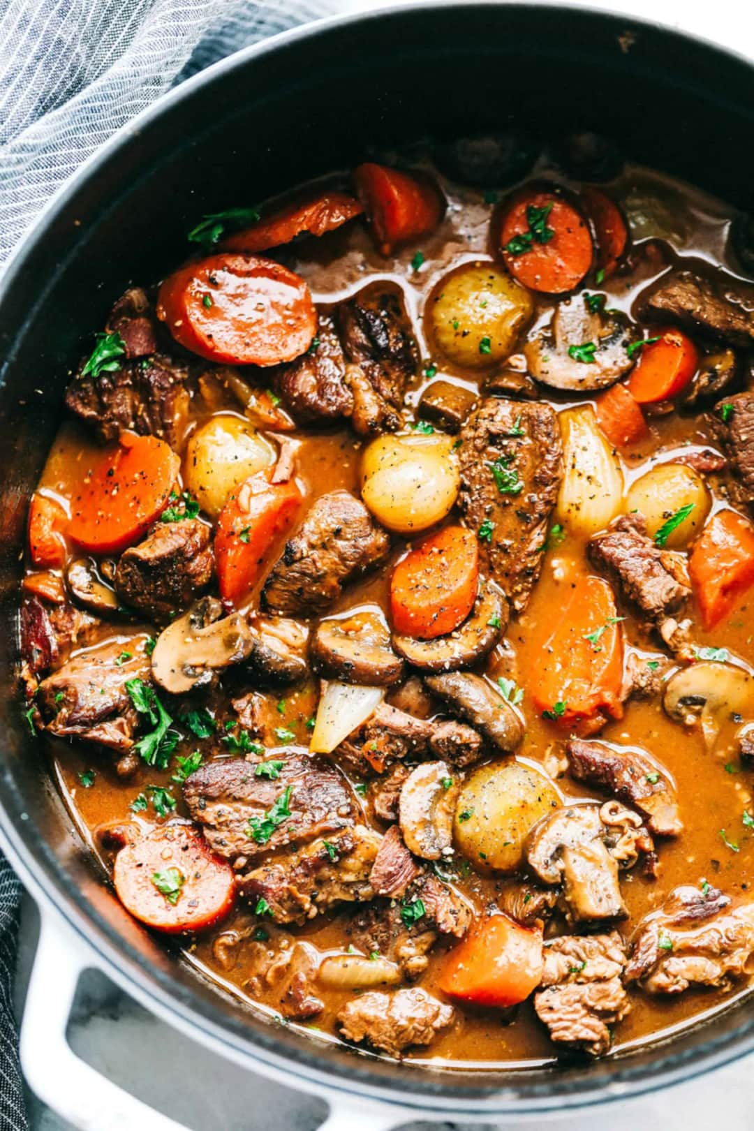 Beef bourguignon - przepis na idealne danie, które zachwyci gości