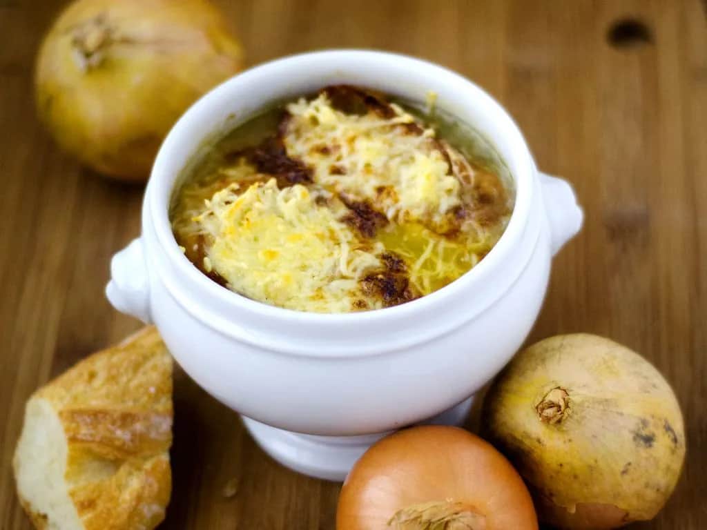 Najlepszy przepis na zupę cebulową, który zachwyci Twoich gości