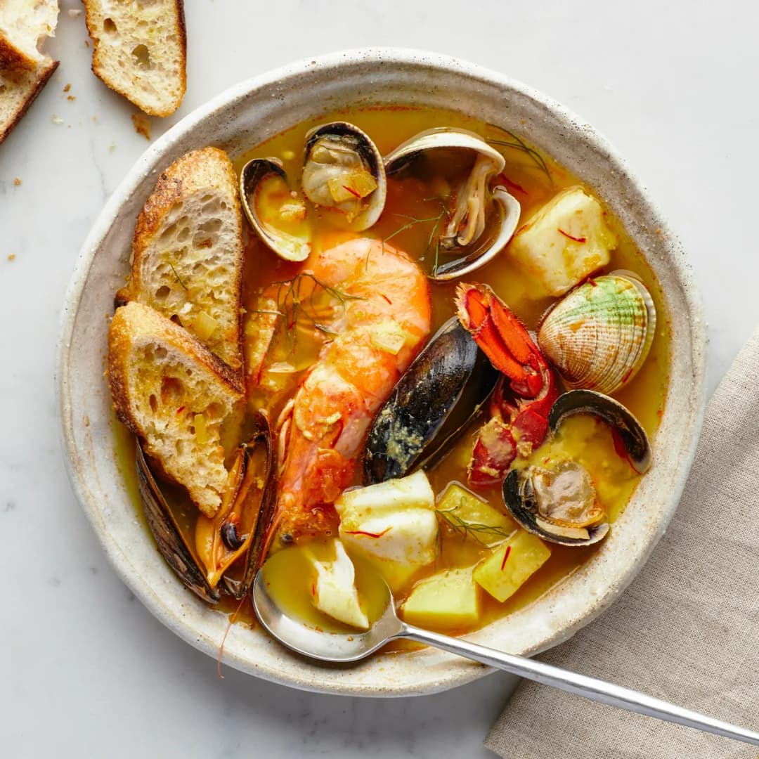 Bouillabaisse: Tradycyjna zupa rybna, której nie możesz przegapić